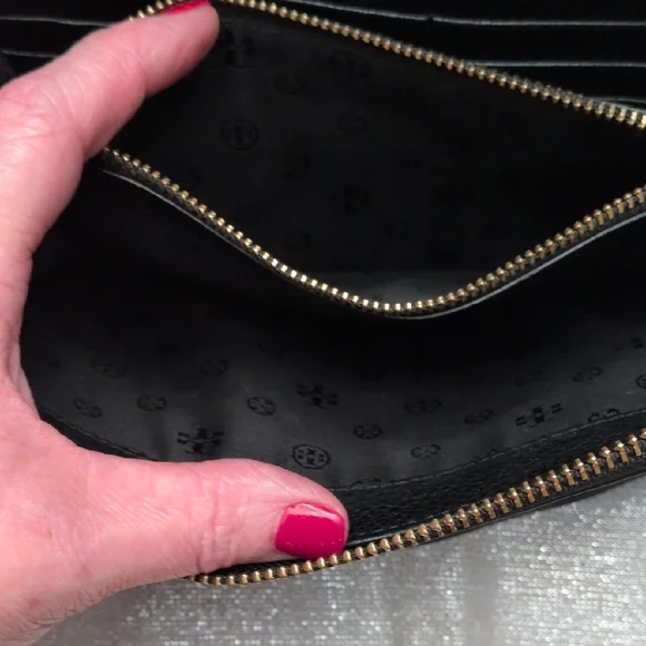 Tory Burch Bombe Flat Black Leather Crossbody Bag - Picture 5 of 11